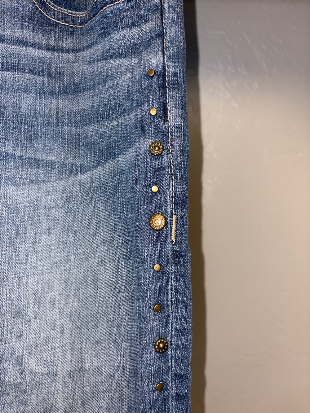 Rock & Republic Light Wash Stud-Trim Wide Leg Jeans - Picture 3 of 9